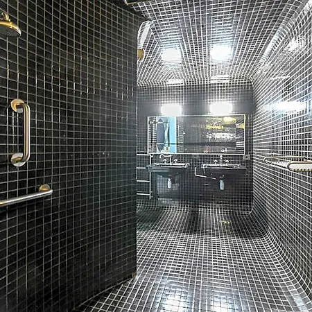 The Place To Be In Saint Germain Des Pres - Montana 2-3